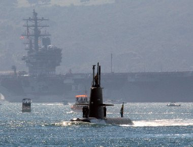 Aμερικάνικο αεροπλανοφόρο κλέβει τις εντυπώσεις-Μανούβρες με ταχύτητα στροφή και κλίση που κόβουν την ανάσα (βίντεο)